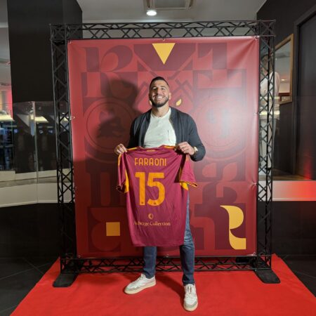 Mattia Faraoni onora la maglia n.15 della AS Roma prima dell’Europa League
