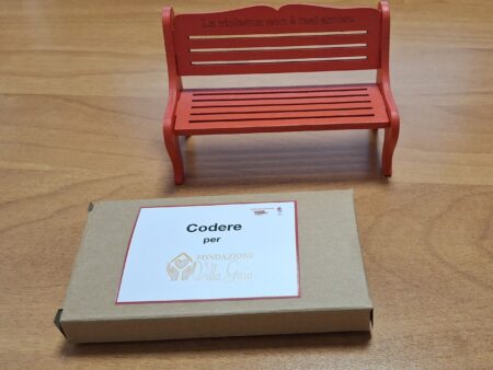 Codere Italia: la Panchina Rossa da scrivania che promuove la Speranza